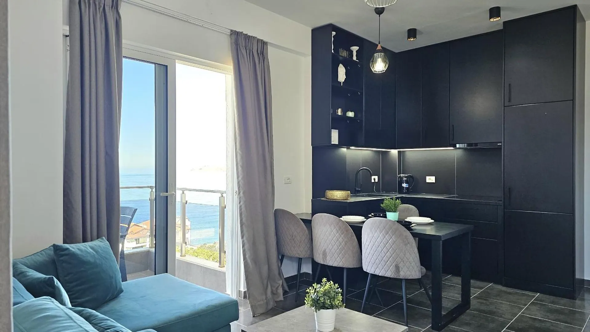 Christine Sunny Corner Apartment Sarande