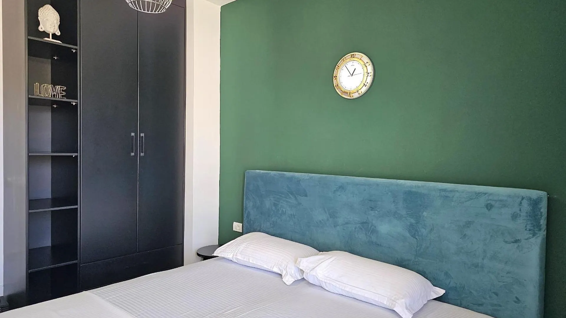 Christine Sunny Corner Apartment Sarande